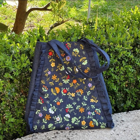 Romslig Totebag med volanger og broderi