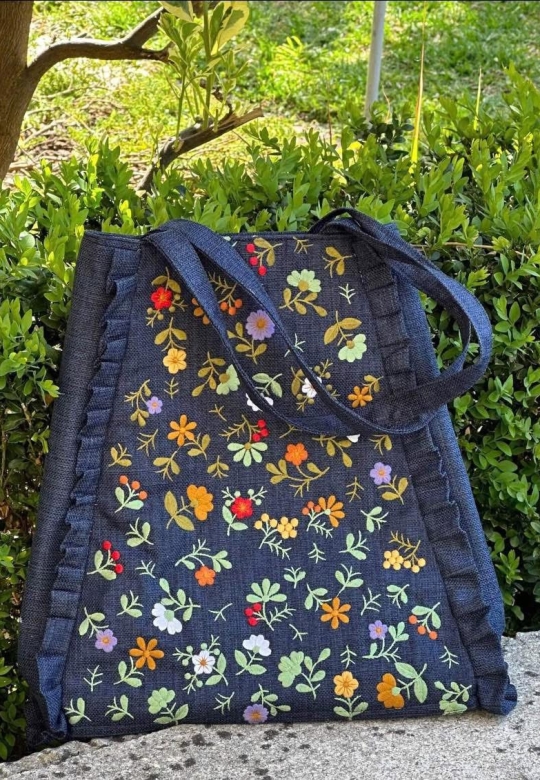 Romslig Totebag med volanger og broderi