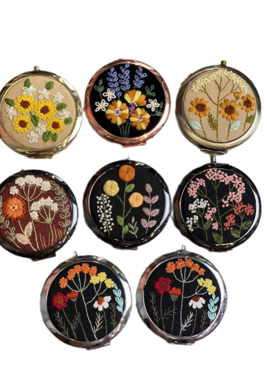 Håndbroderte speilblomster